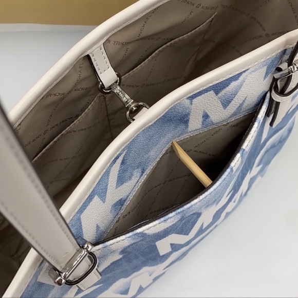 MICHAEL KORS MEDIUM CARRYALL TOTE PALE BLUE - Picture 11 of 15